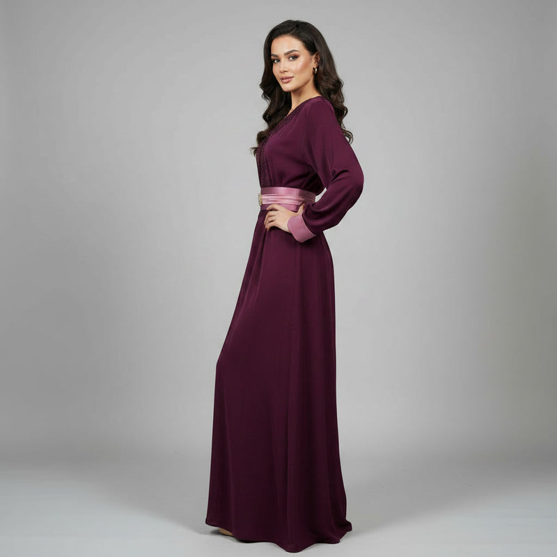 Caftan Moderne avec Ceinture Assortie & Broderies Poitrine
