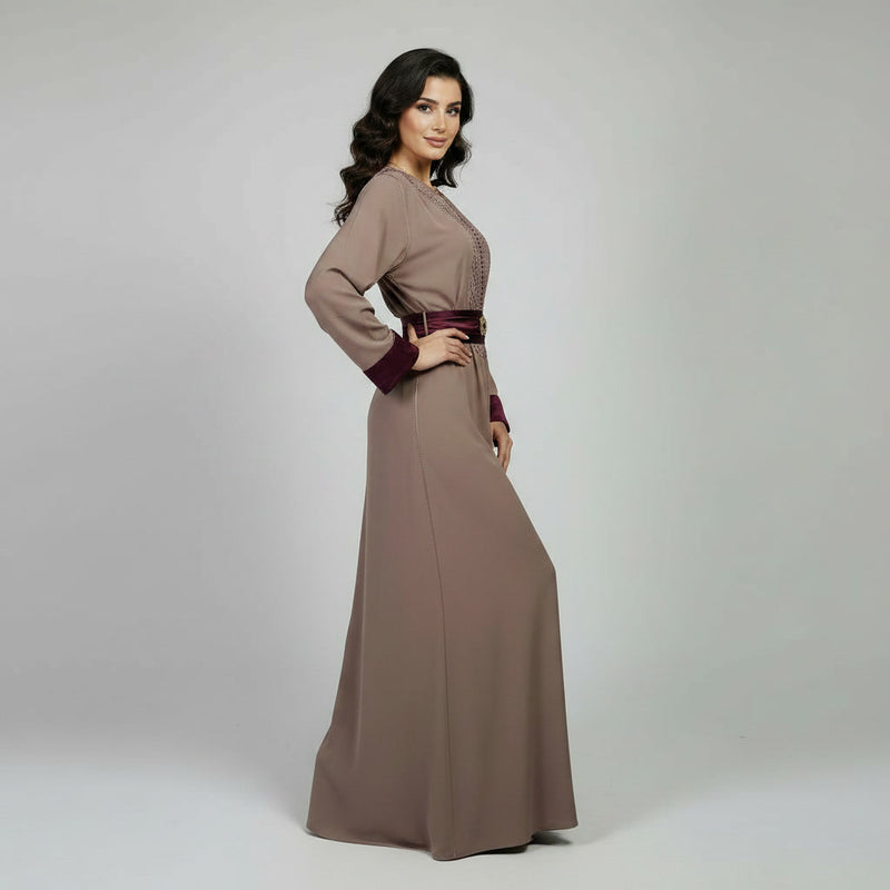 Caftan Moderne avec Ceinture Assortie & Broderies Poitrine