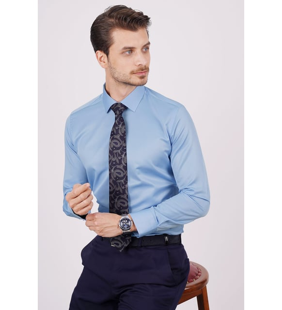 <tc>Set chemise et cravate (cravate à motif foulard bleu marine & chemise non précisée)</tc>