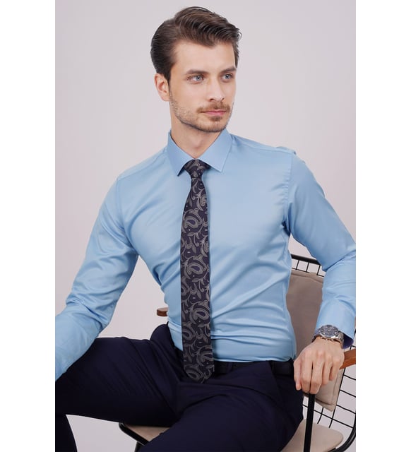 <tc>Set chemise et cravate (cravate à motif foulard bleu marine & chemise non précisée)</tc>