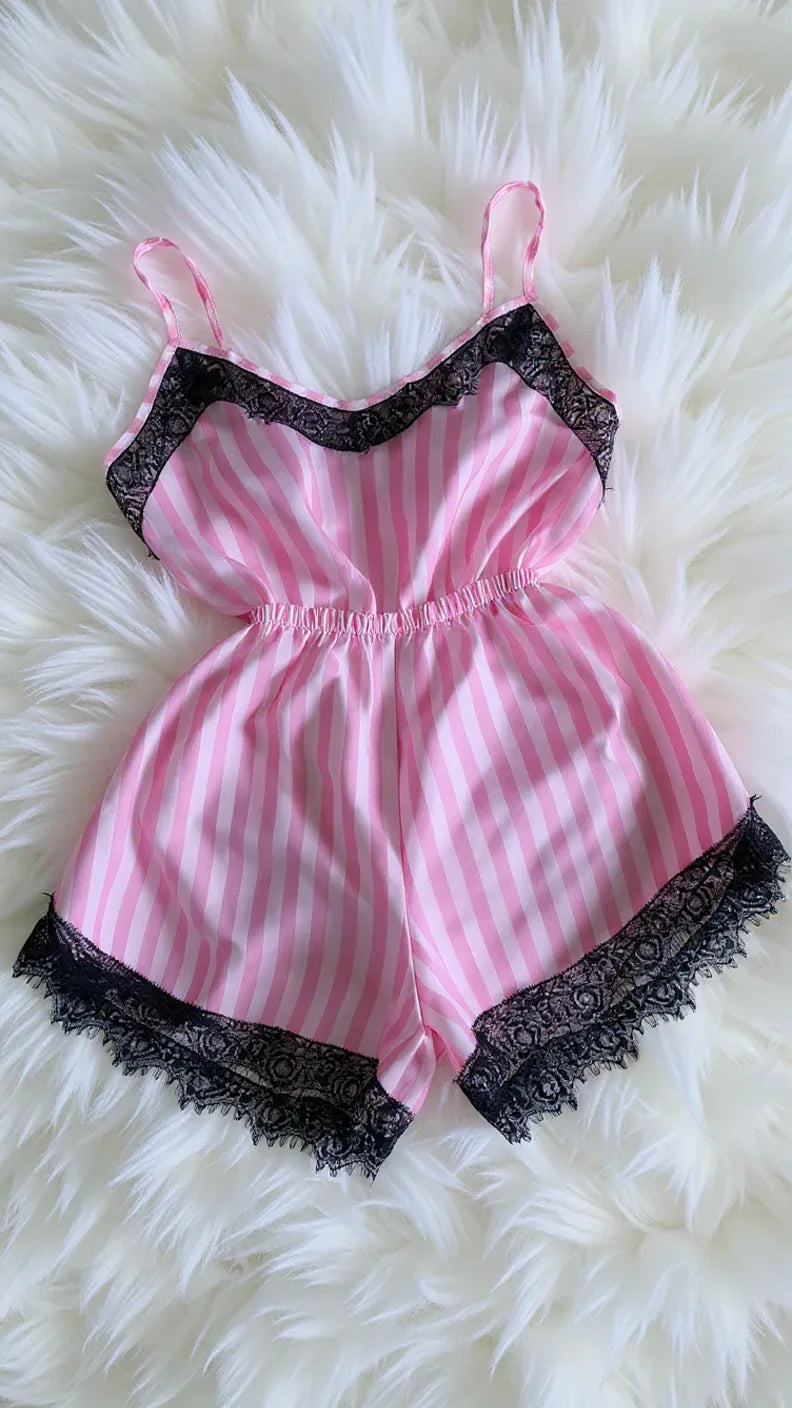 Ensemble de nuit satin rayé avec dentelle élégante