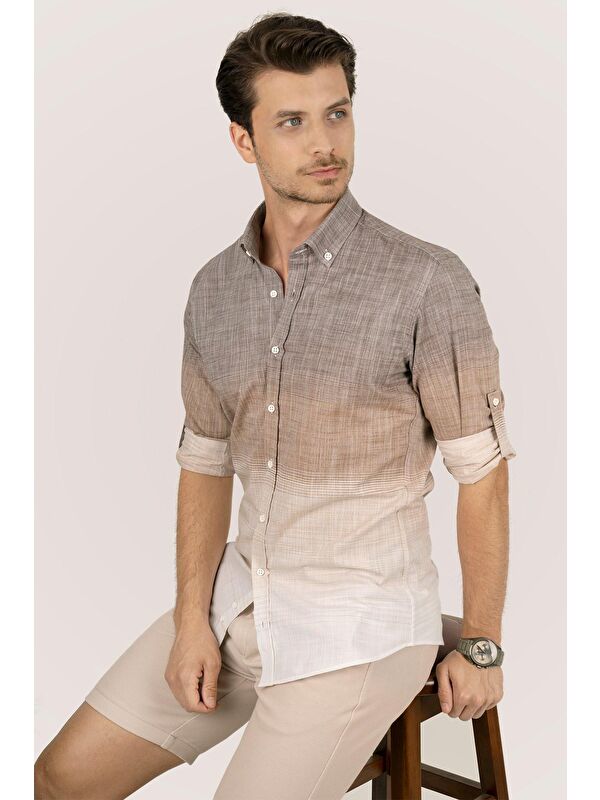 <tc>Chemise slimfit en lin avec dégradé de couleur marron et beige, en boîte cadeau</tc>