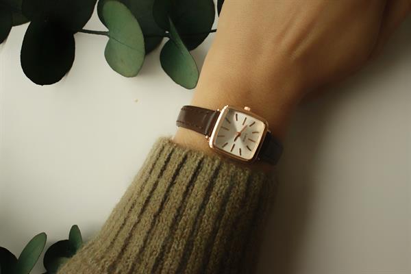 <tc>Montre bracelet en cuir marron foncé Janet</tc>