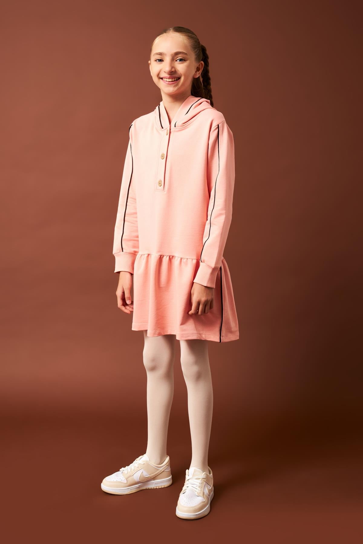 <tc>Robe fille avec capuche et détails de biais</tc>