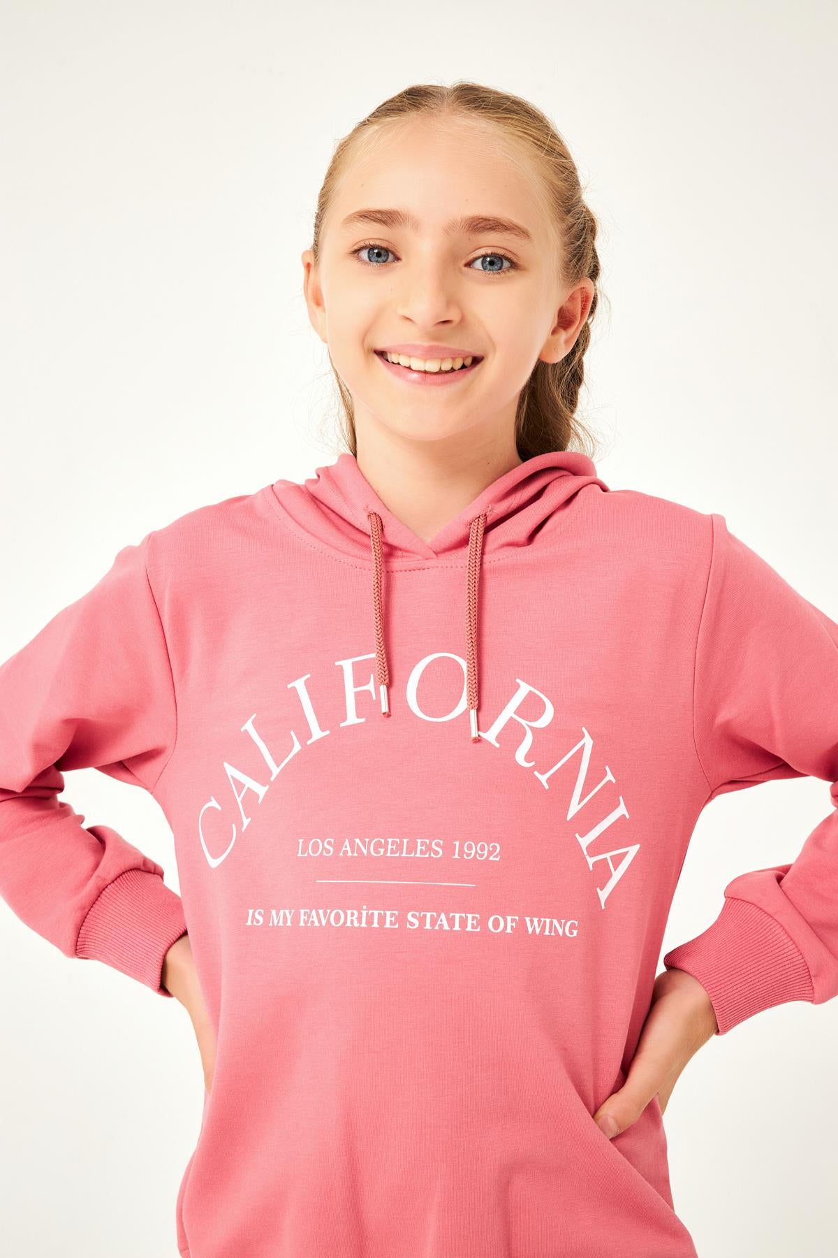 <tc>Sweatshirt fille à capuche avec détails d'impression "California"</tc>