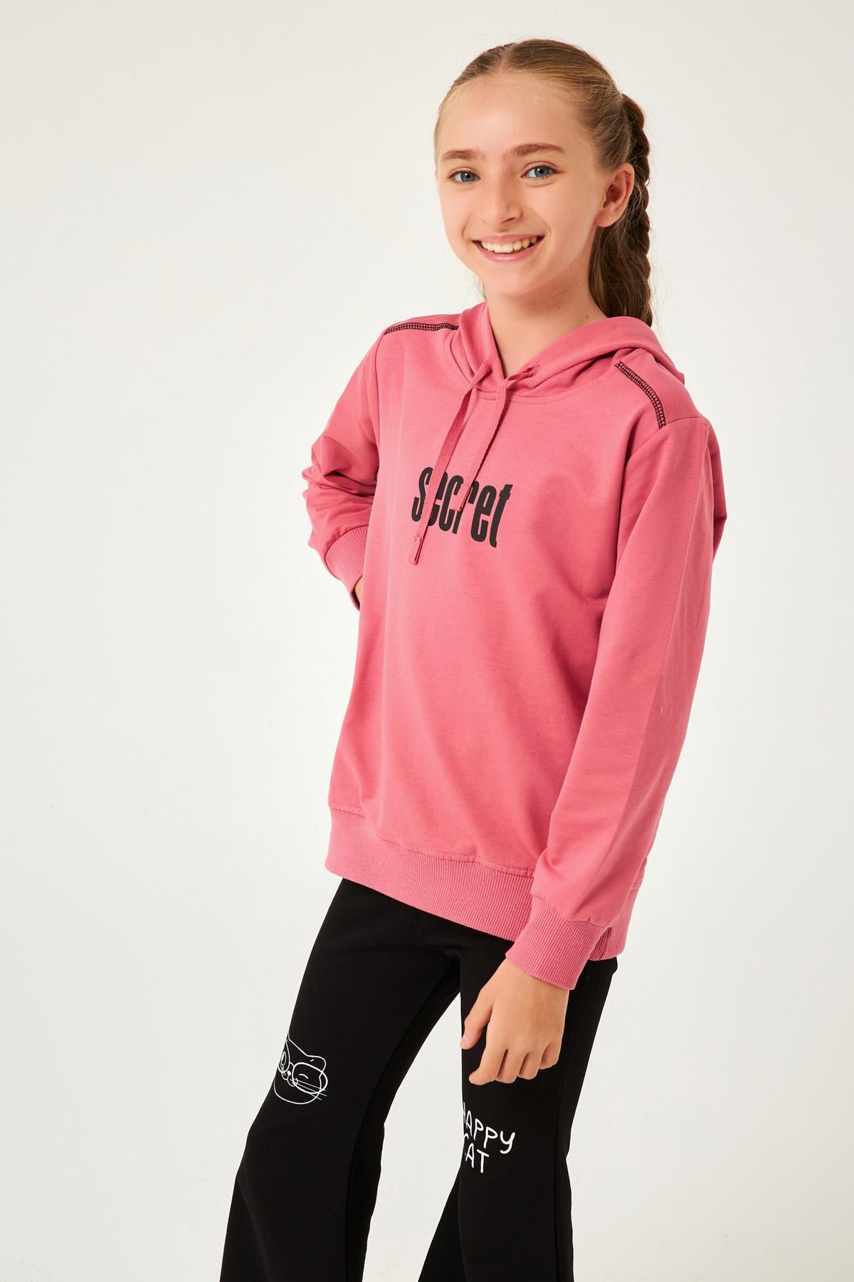 <tc>Sweatshirt fille à capuche avec détails d'impression "Secret"</tc>