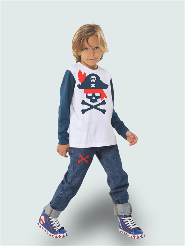 <tc>Ensemble composé d'un pantalon en denim Pirate et d'un t-shirt.</tc>