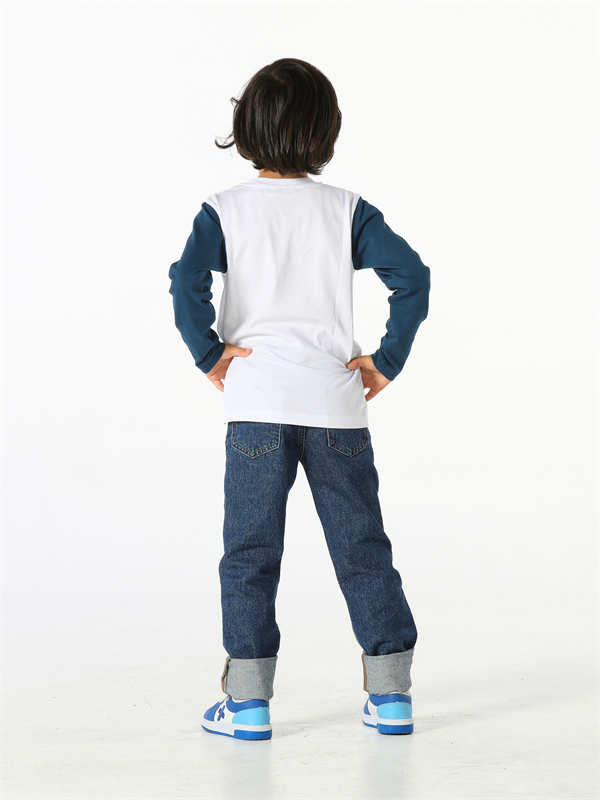 <tc>Ensemble composé d'un pantalon en denim Pirate et d'un t-shirt.</tc>