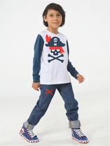 <tc>Ensemble composé d'un pantalon en denim Pirate et d'un t-shirt.</tc>