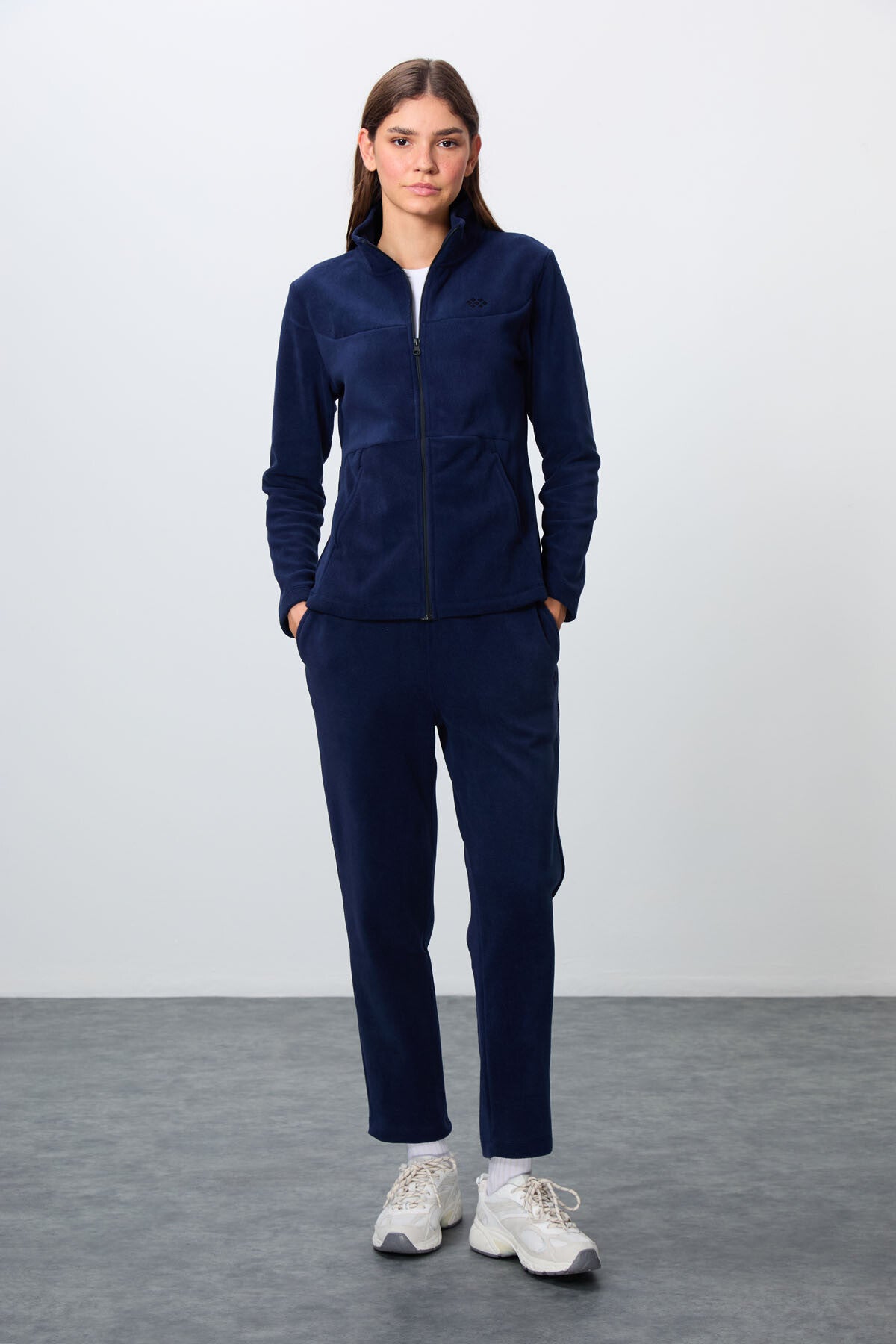 <tc>Ensemble de survêtement pour femme en polaire bleu marine, avec col montant, coupe oversize, tissu épais et doux, avec broderie - 95339</tc>