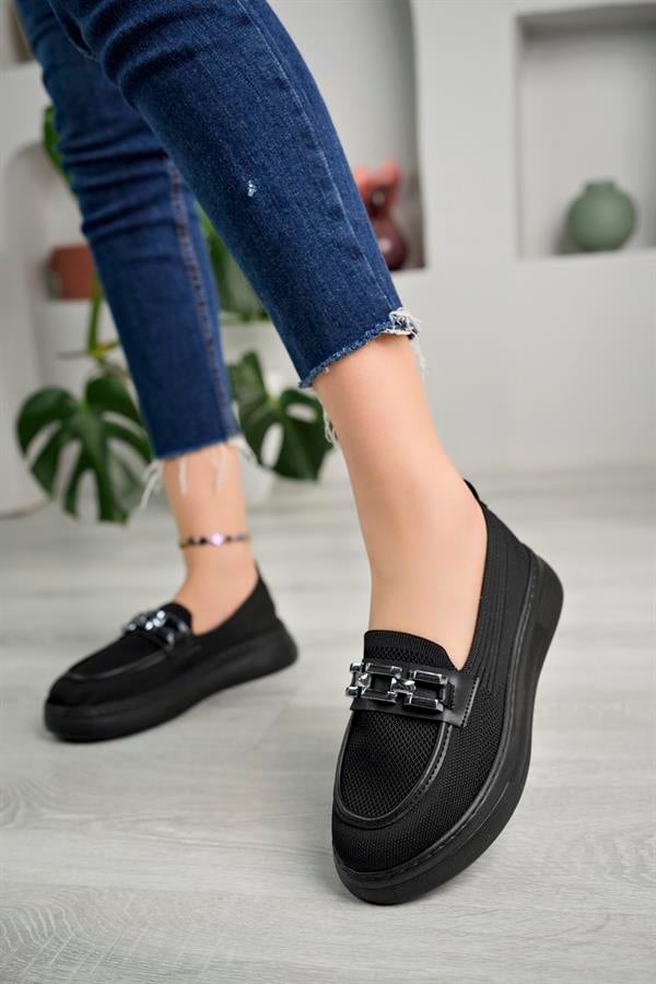 <tc>Loafers Femme Aymood en Tricot Noir à Semelle Épaisse avec Détail Chaîne et Boucle Métallique.</tc>