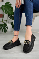 <tc>Loafers Femme Aymood en Tricot Noir à Semelle Épaisse avec Détail Chaîne et Boucle Métallique.</tc>