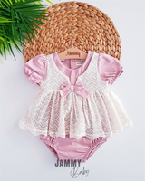 <tc>Linon robe bodysuit à détails en dentelle - rose poudré.</tc>