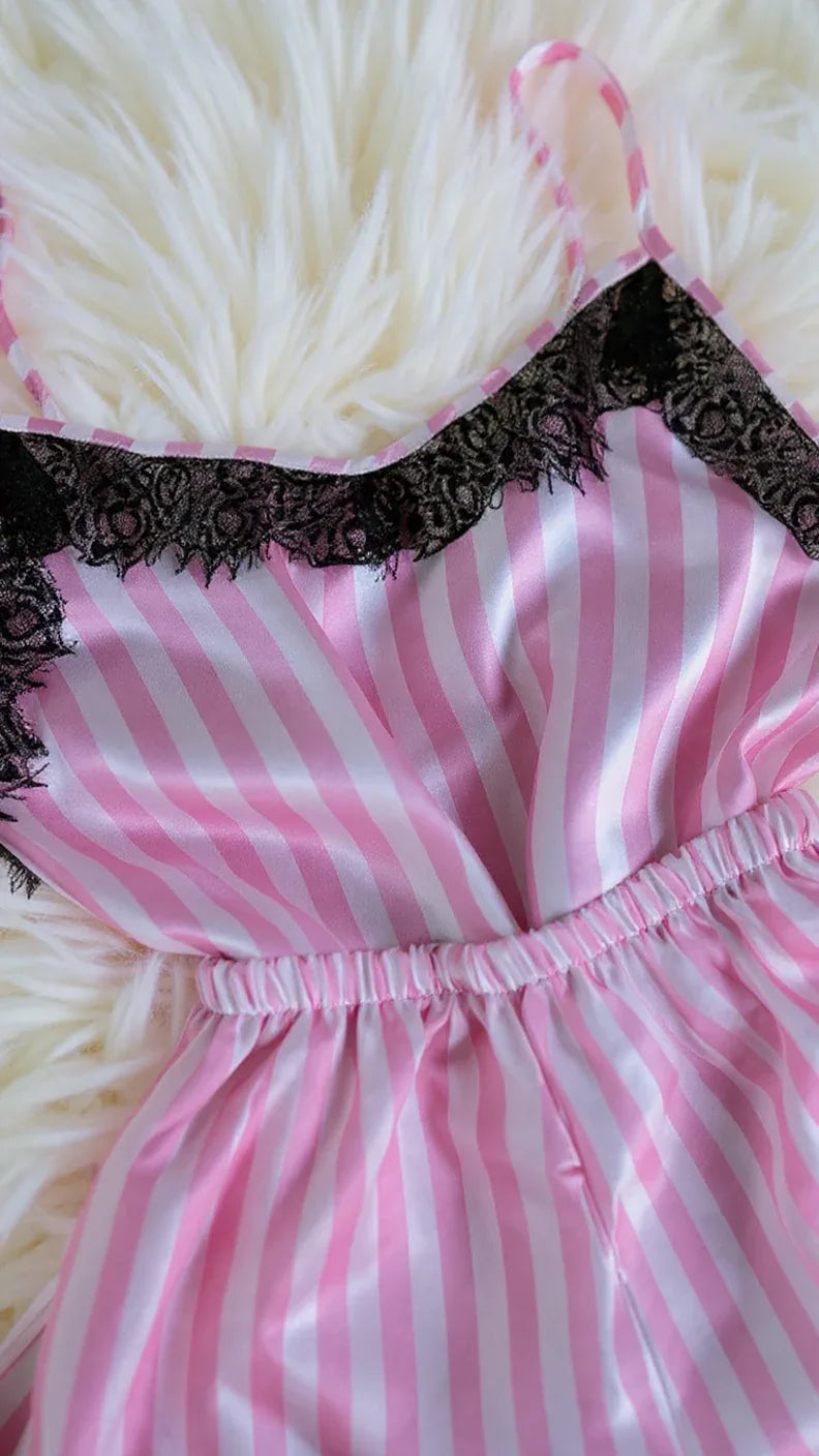 Ensemble de nuit satin rayé avec dentelle élégante