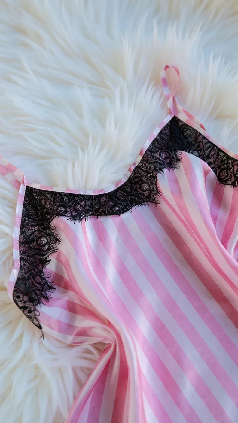 Ensemble de nuit satin rayé avec dentelle élégante