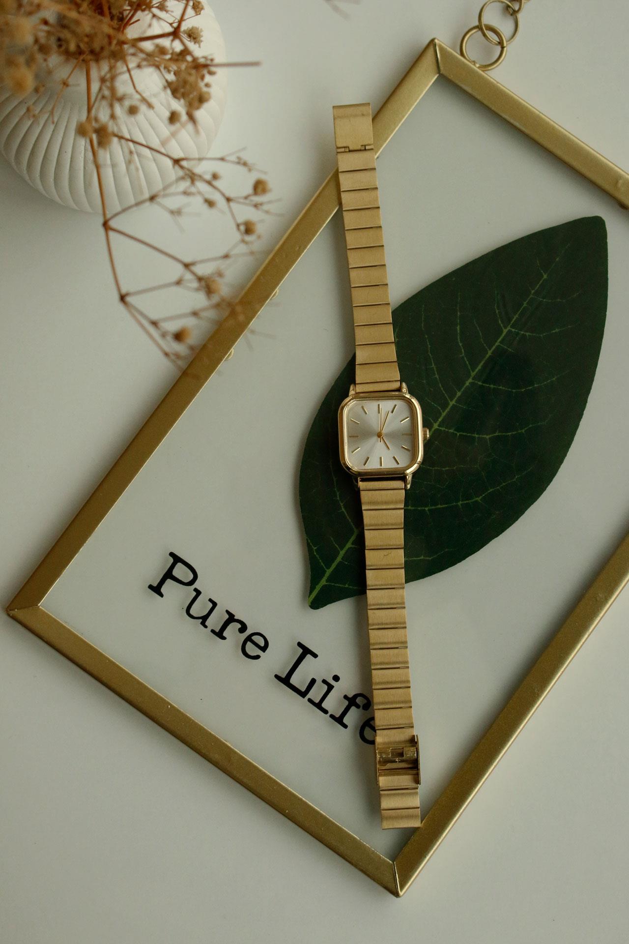 <tc>Montre pour femme Modern en métal doré</tc>