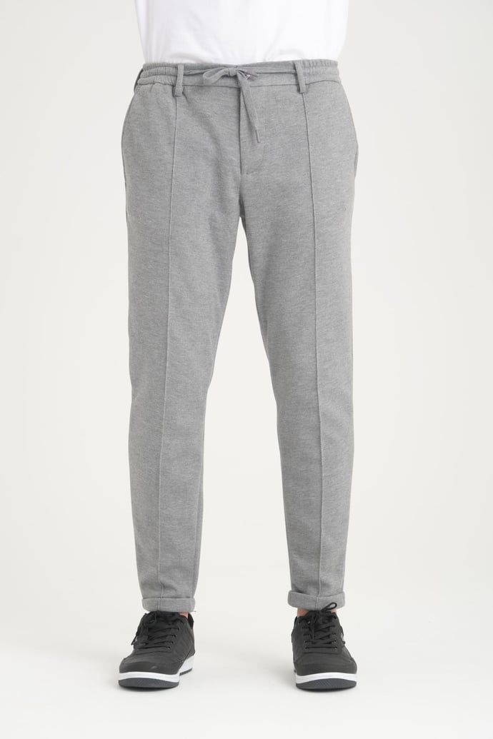 <tc>Pantalon en tricot à nervures, coupe régulière avec double jambe.</tc>