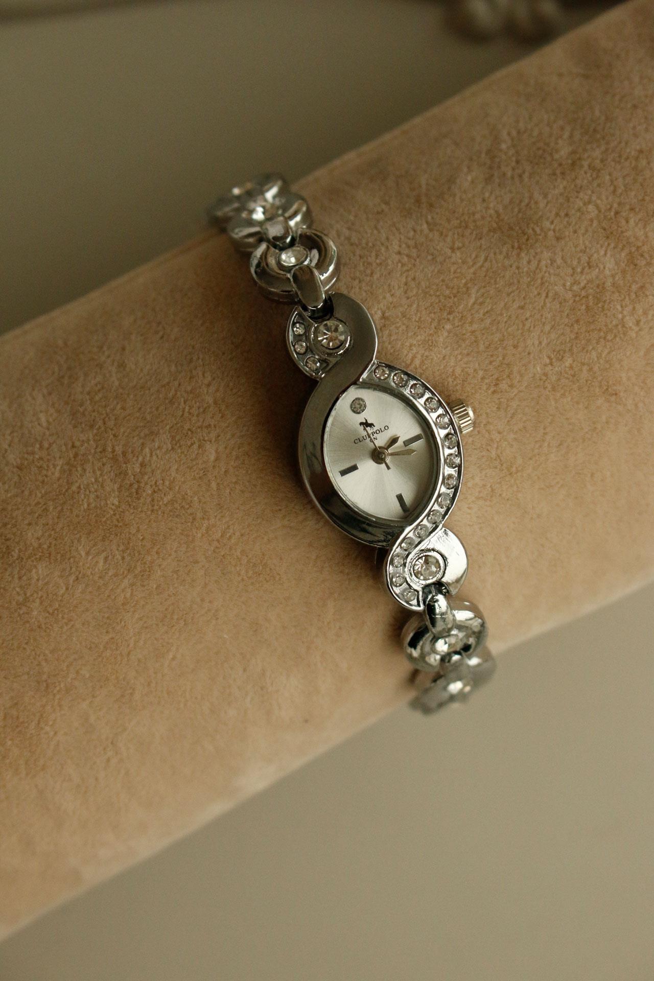 <tc>Montre pour femme Nora Silver avec détails en pierres</tc>