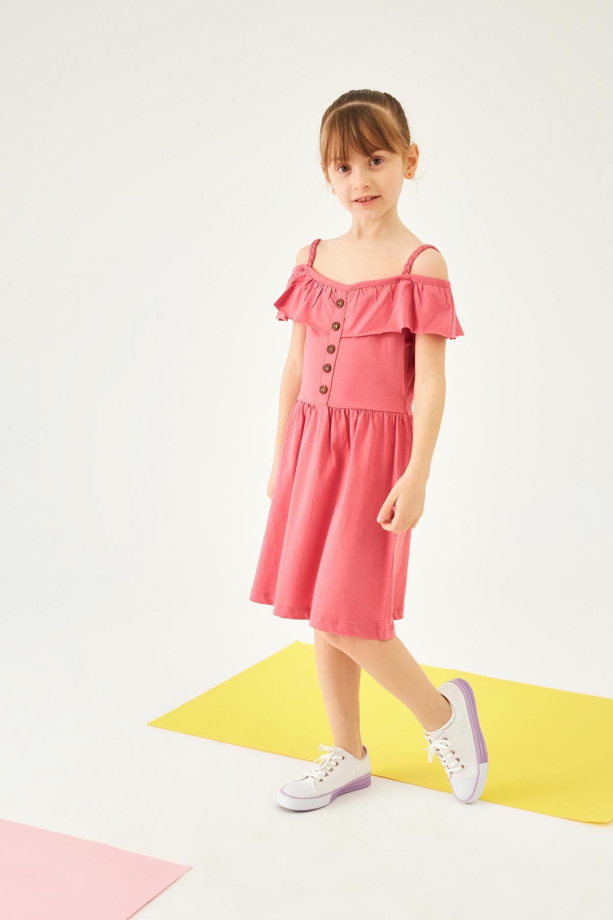 <tc>Robe pour fille en tricot à bretelles avec boutons</tc>
