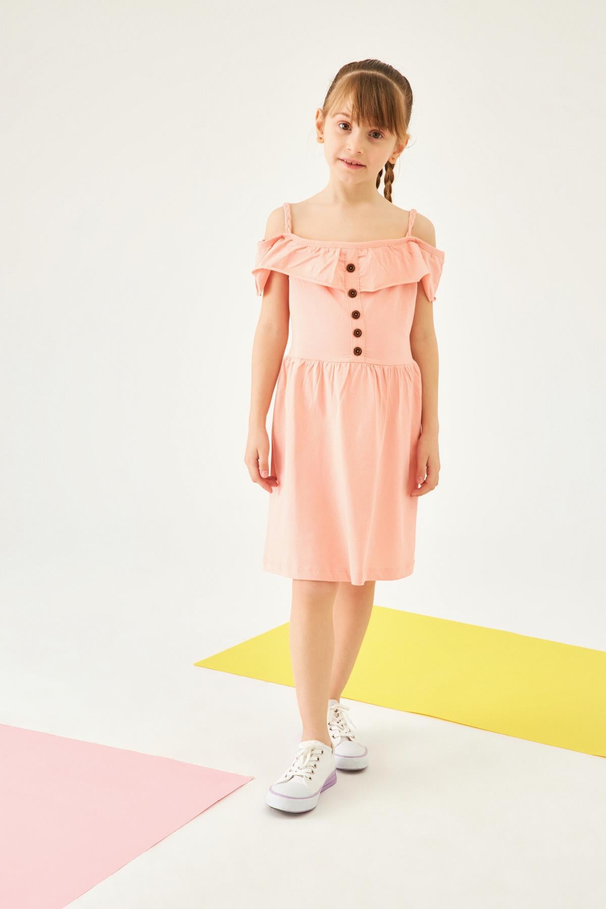<tc>Robe pour fille en tricot à bretelles avec boutons</tc>