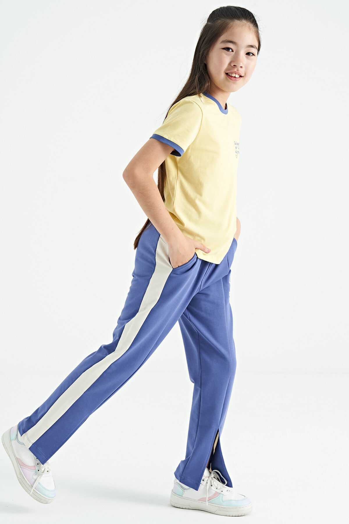 <tc>Pantalon de survêtement pour fille avec broderie de texte, taille élastique à lacets et coupe confortable - 75121</tc>