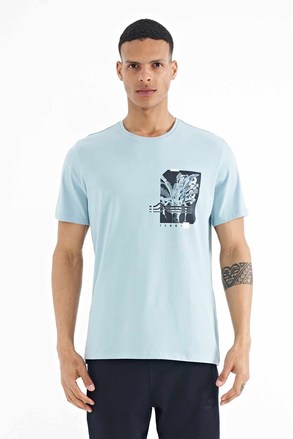 <tc>T-shirt pour homme à coupe standard, avec imprimé devant et derrière - 88233</tc>