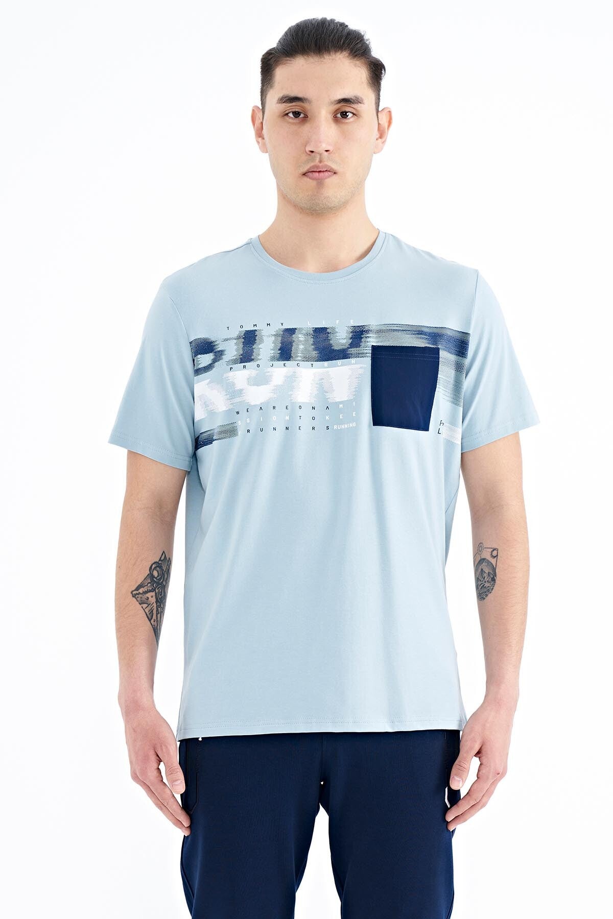 <tc>T-shirt pour homme à coupe standard avec impression et détails de poche avant - 88200</tc>