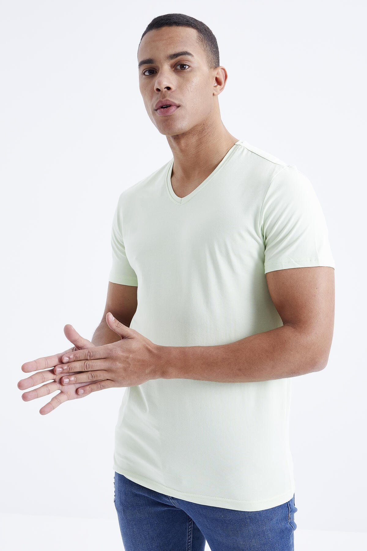 <tc>T-shirt homme basique à manches courtes, col en V et coupe standard - 87912</tc>