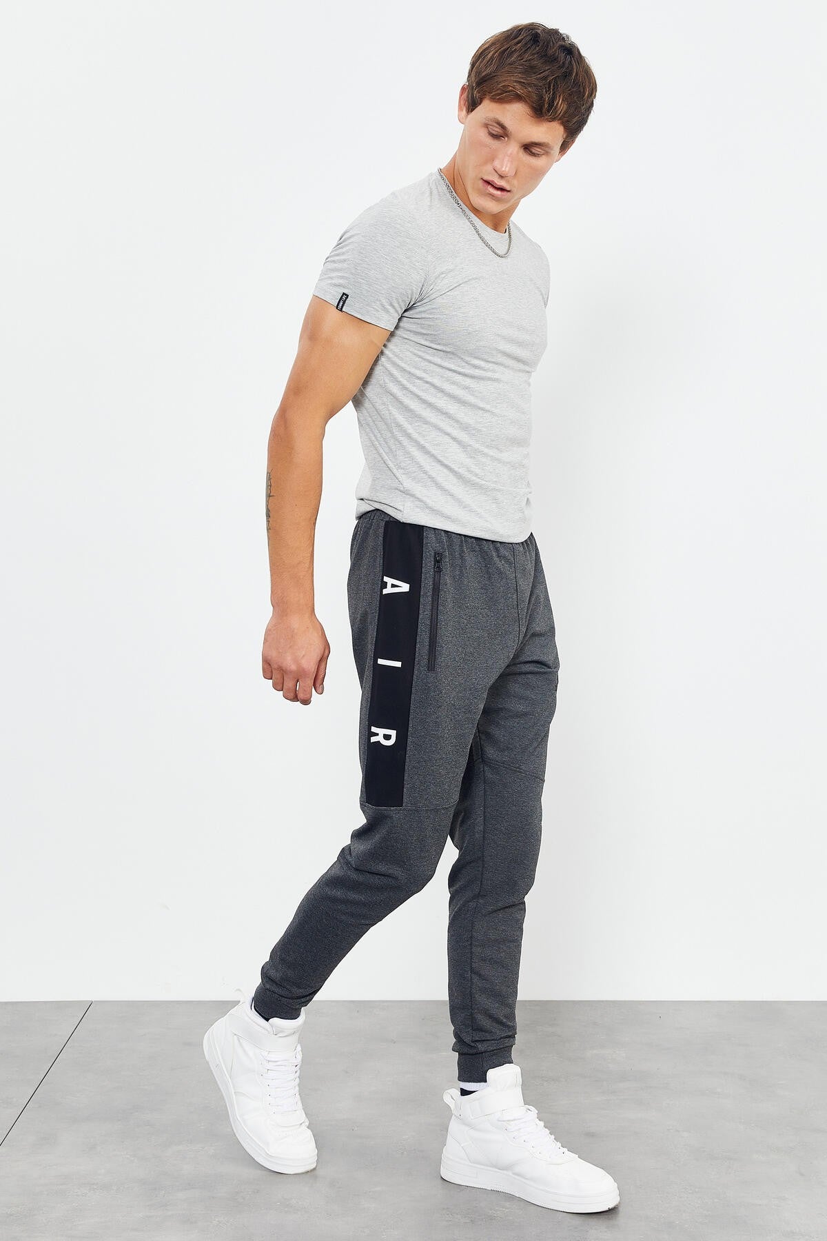 <tc>Pantalon de survêtement jogger homme coupe standard avec poches zippées - 84587</tc>