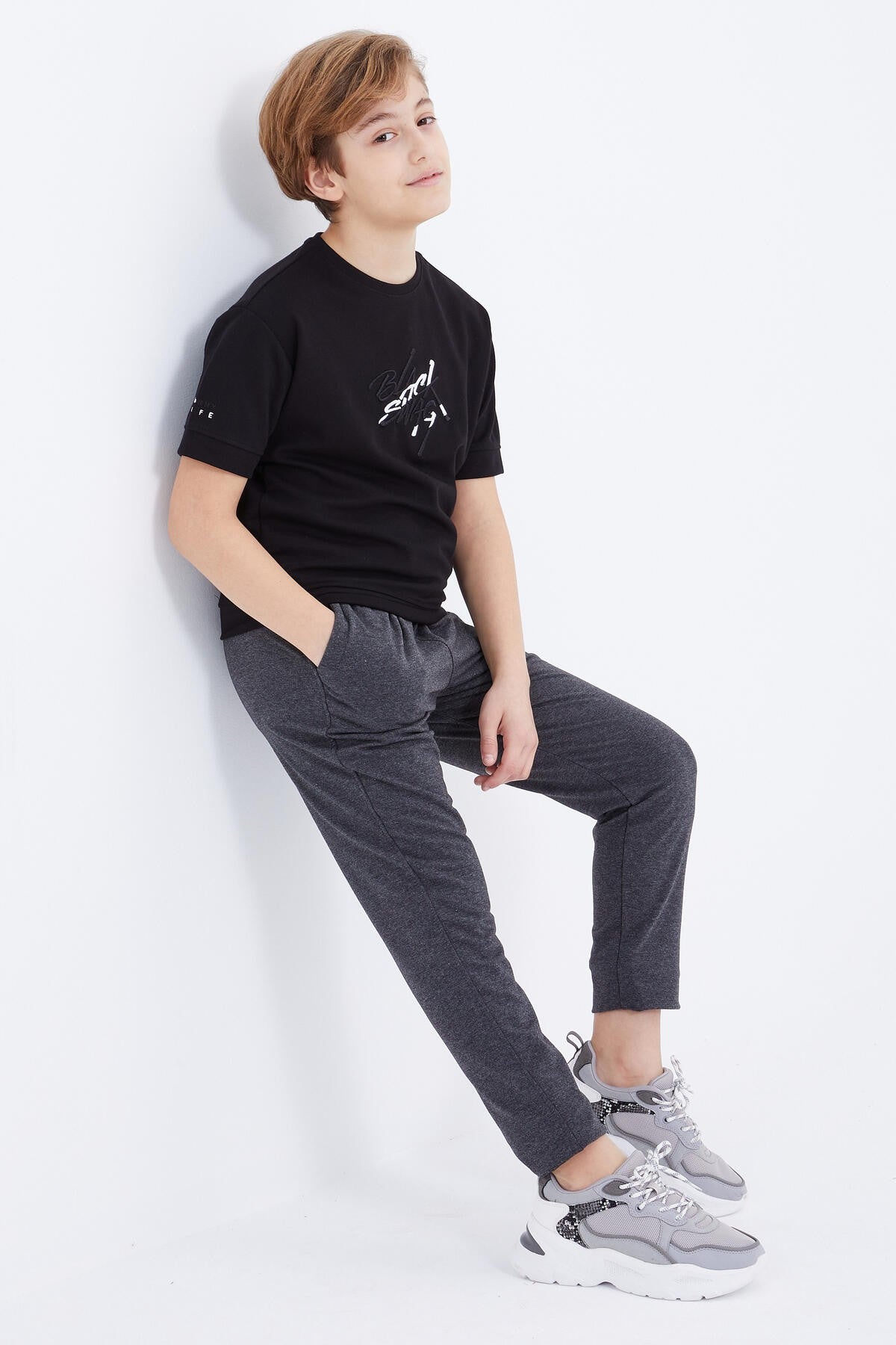 <tc>Pantalon de survêtement garçon avec cordon de serrage et coupe slim - 10858</tc>