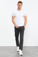 <tc>Pantalon de survêtement homme coupe standard avec poches zippées et détails texte, jambes classiques - 84744</tc>