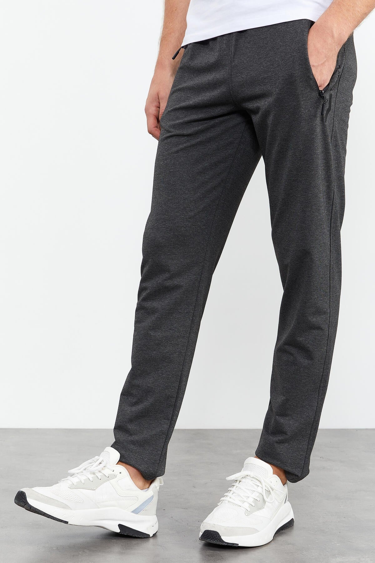 <tc>Pantalon de survêtement homme coupe standard avec poches zippées et détails texte, jambes classiques - 84744</tc>