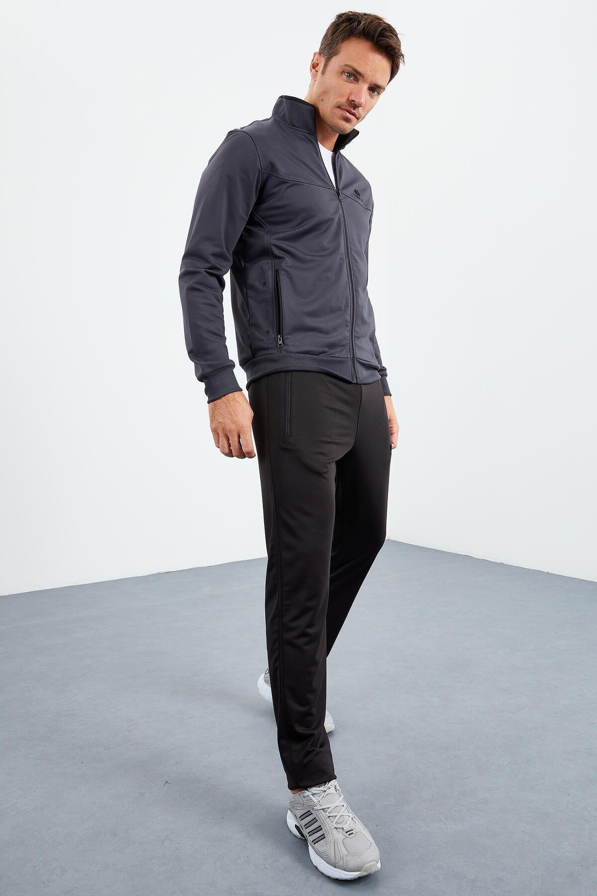 <tc>Ensemble de survêtement homme bleu marine avec col montant et fermeture éclair, coupe standard avec jambes classiques - 85162</tc>