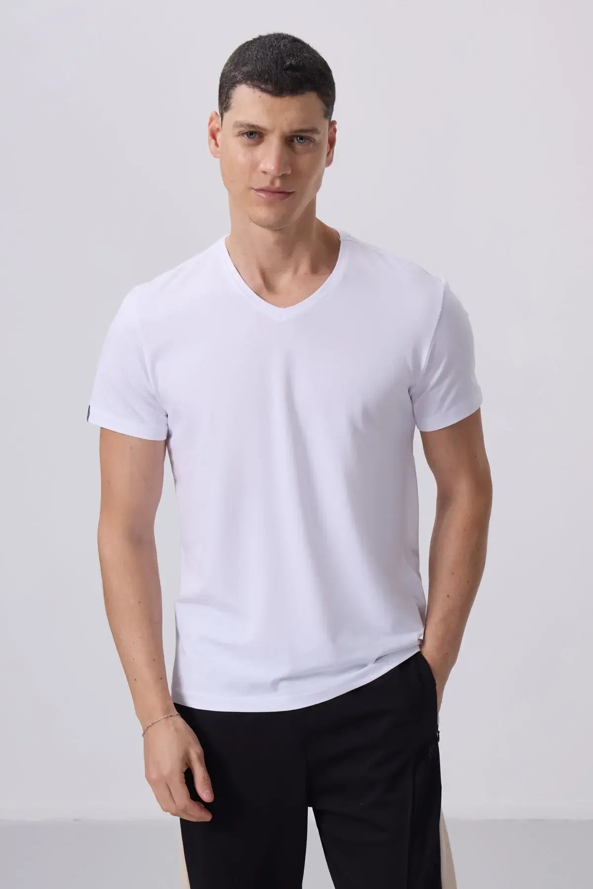 T-shirt homme basique col V manches courtes coupe standard- 87912 - Justyol