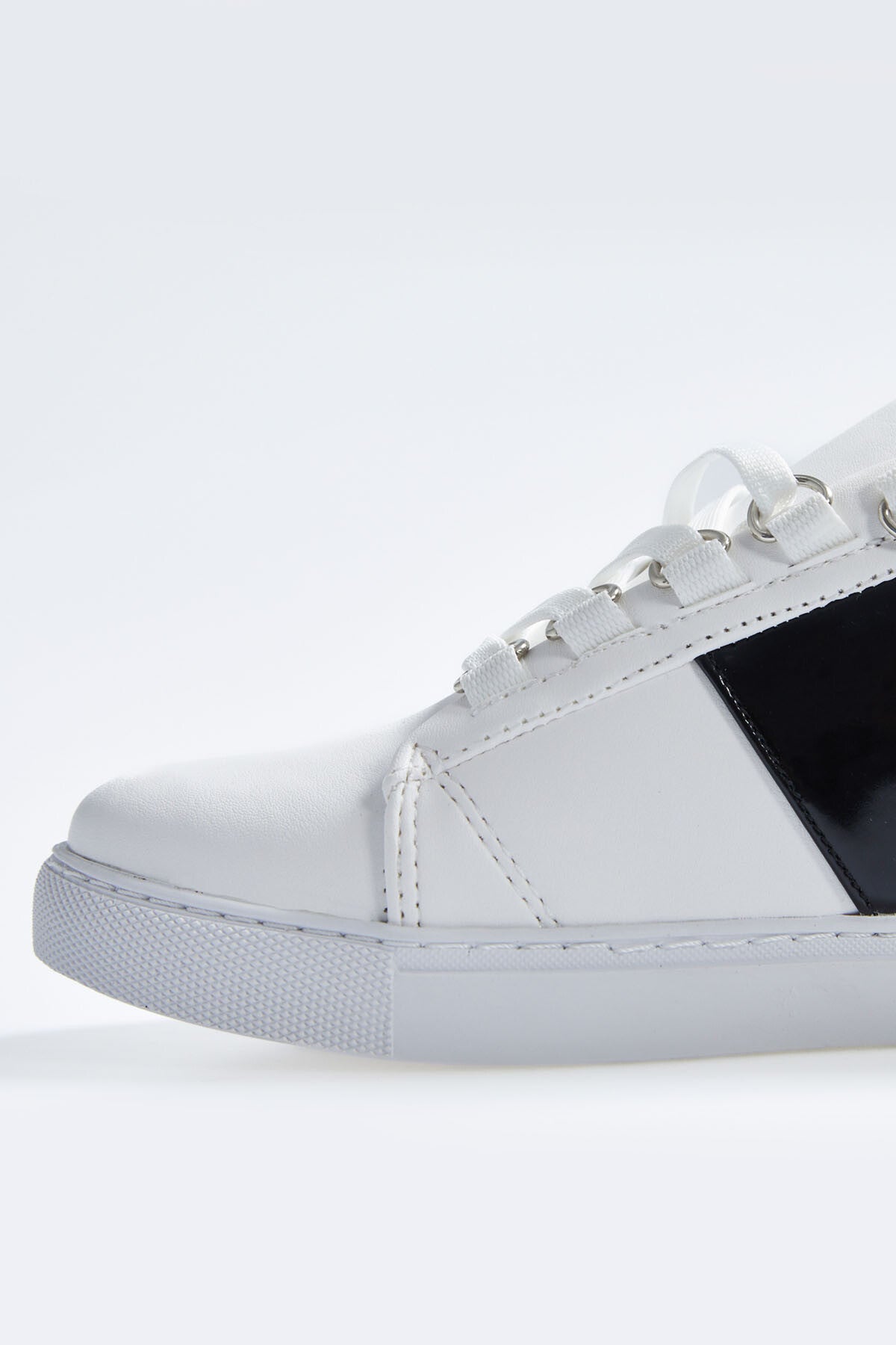 beyaz - siyah bağcikli şerit detayli suni deri kadin spor ayakkabi - 89202 - Justyol