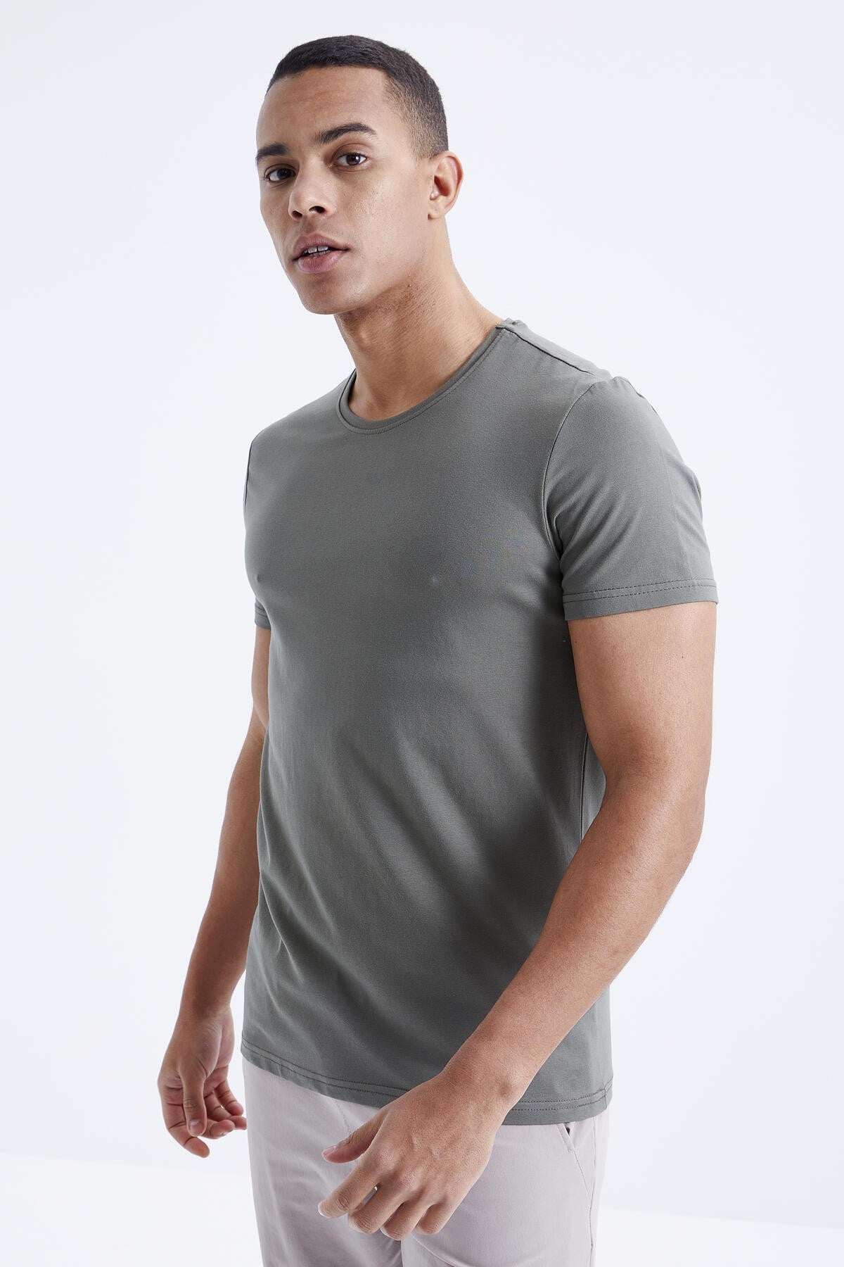 <tc>T-shirt homme basique à manches courtes, coupe standard et col rond - 87911</tc>