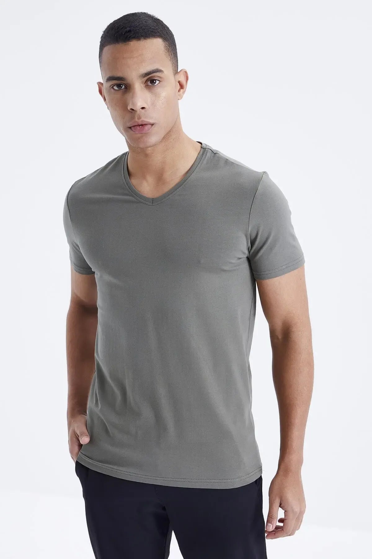 T-shirt homme basique col V manches courtes coupe standard- 87912 - Justyol