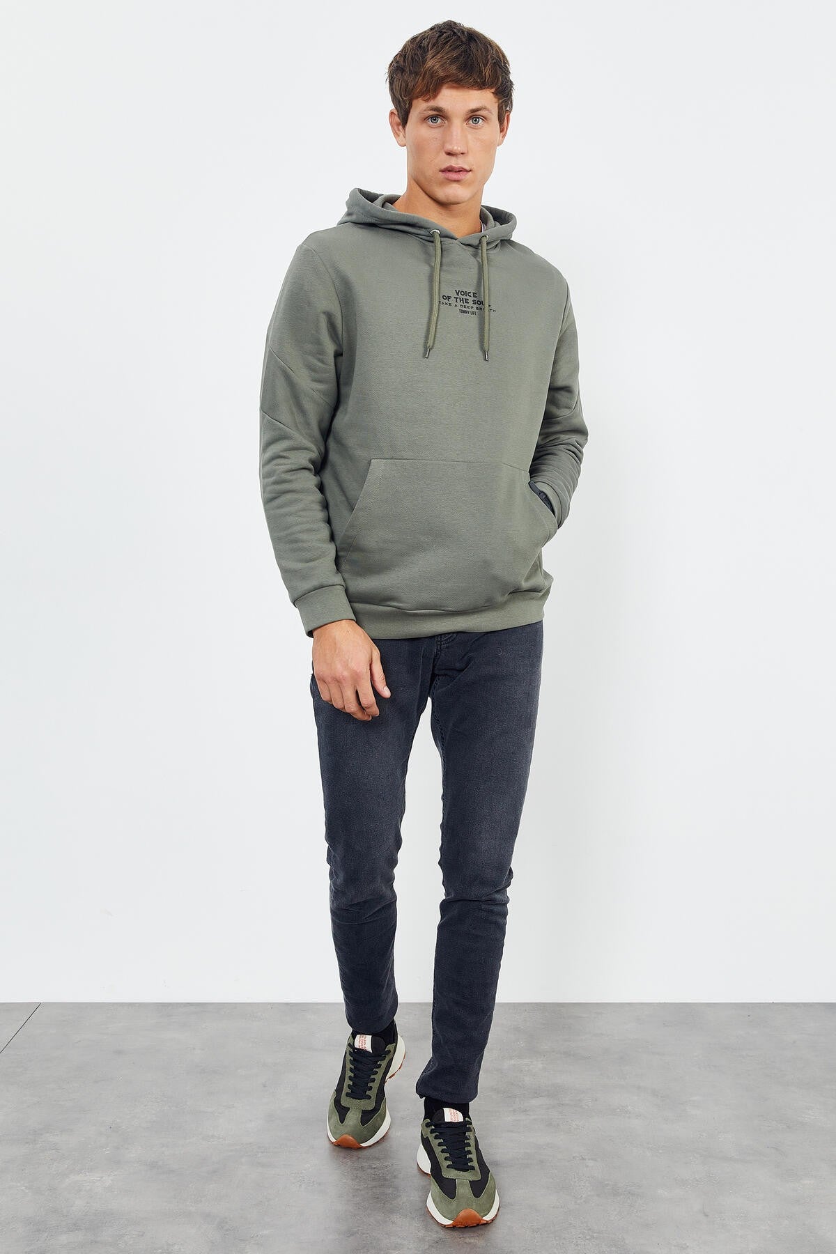 <tc>Sweatshirt homme à capuche avec impression dos tête de mort, coupe décontractée - 88008</tc>