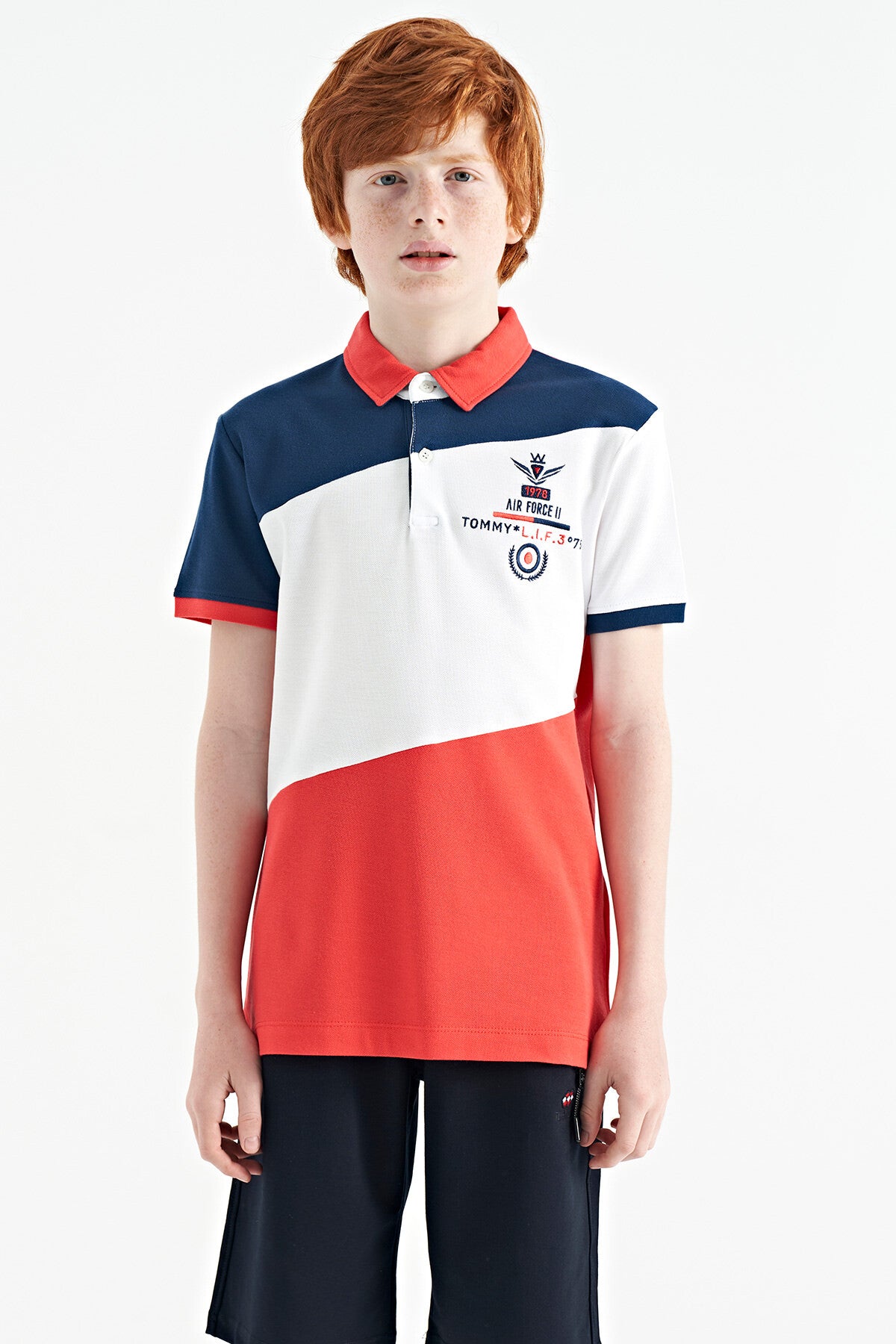 <tc>T-shirt pour garçon à col polo, coupe standard, avec détails de broderie et blocs de couleur - 11088</tc>