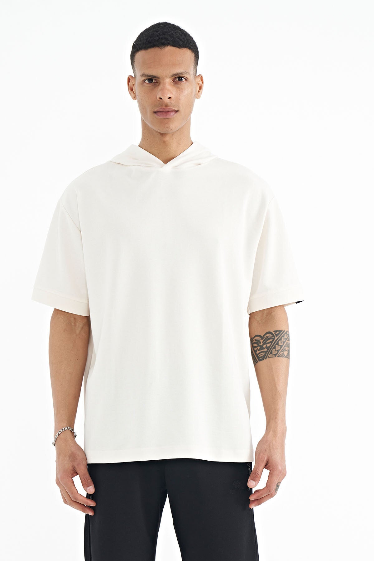 <tc>T-shirt oversize pour homme avec capuche, détails d'étiquettes sur les manches - 88179</tc>