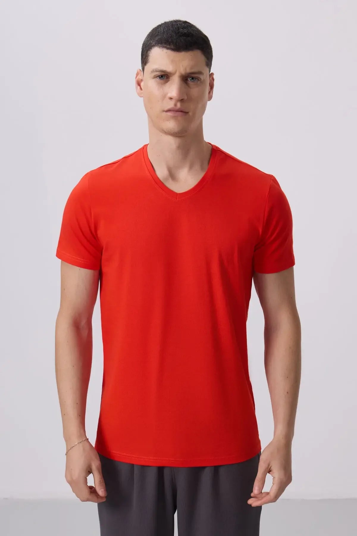 T-shirt homme basique col V manches courtes coupe standard- 87912 - Justyol