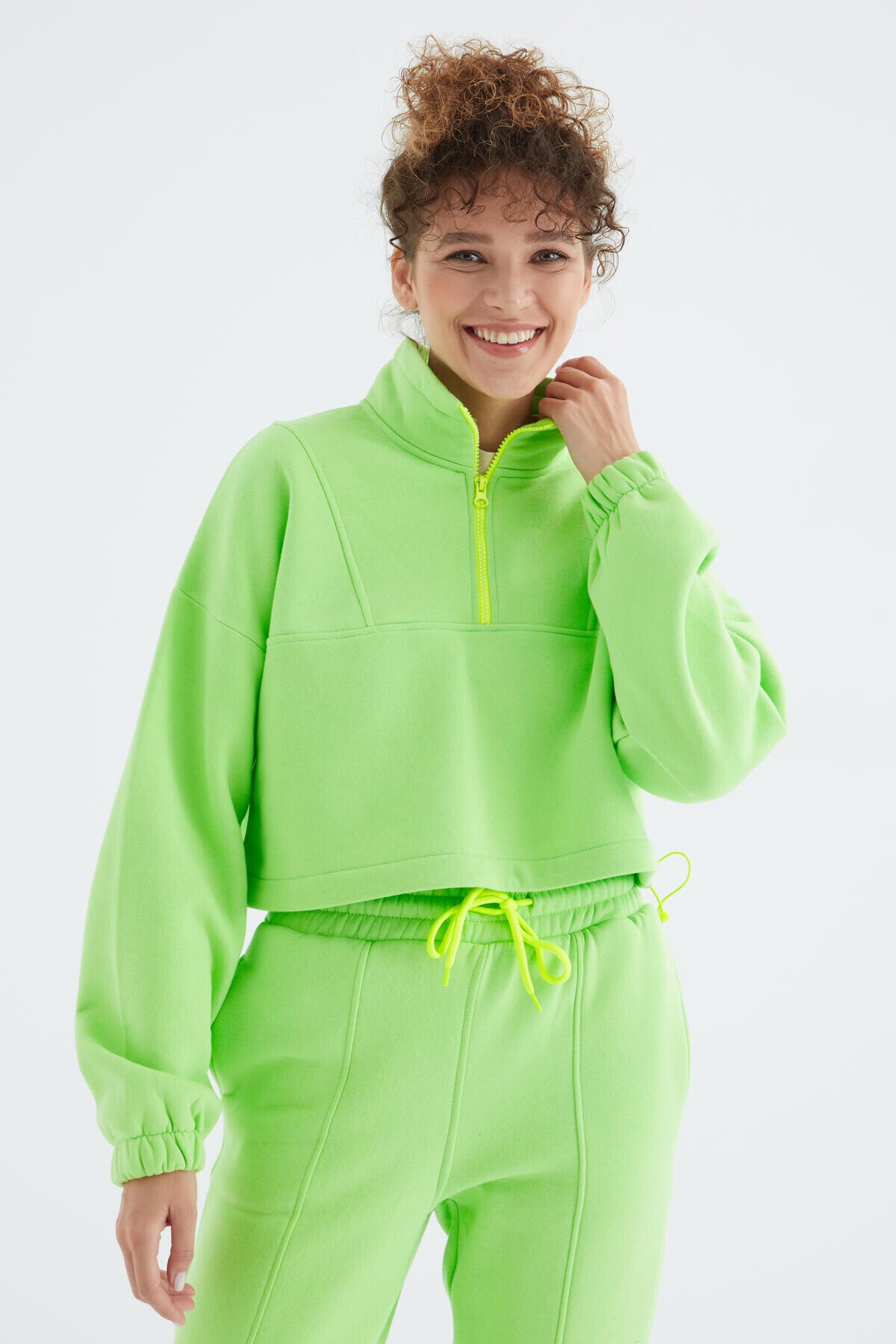 <tc>Ensemble de survêtement pour femme en vert pistache, avec épaules tombantes, taille élastiquée, demi-zip et coupe oversize - 95321</tc>