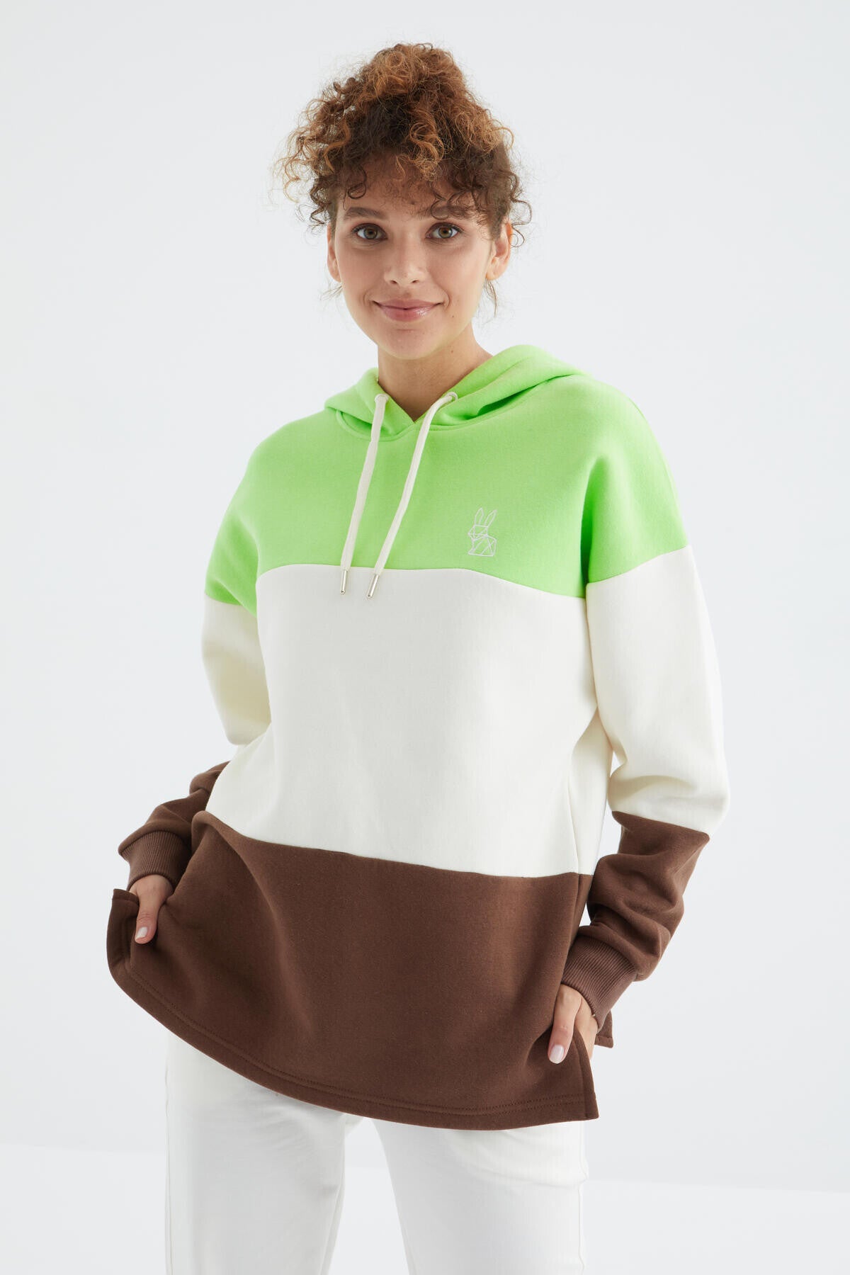 <tc>Sweatshirt femme oversize à capuche avec broderie et blocs de couleur - 97247</tc>