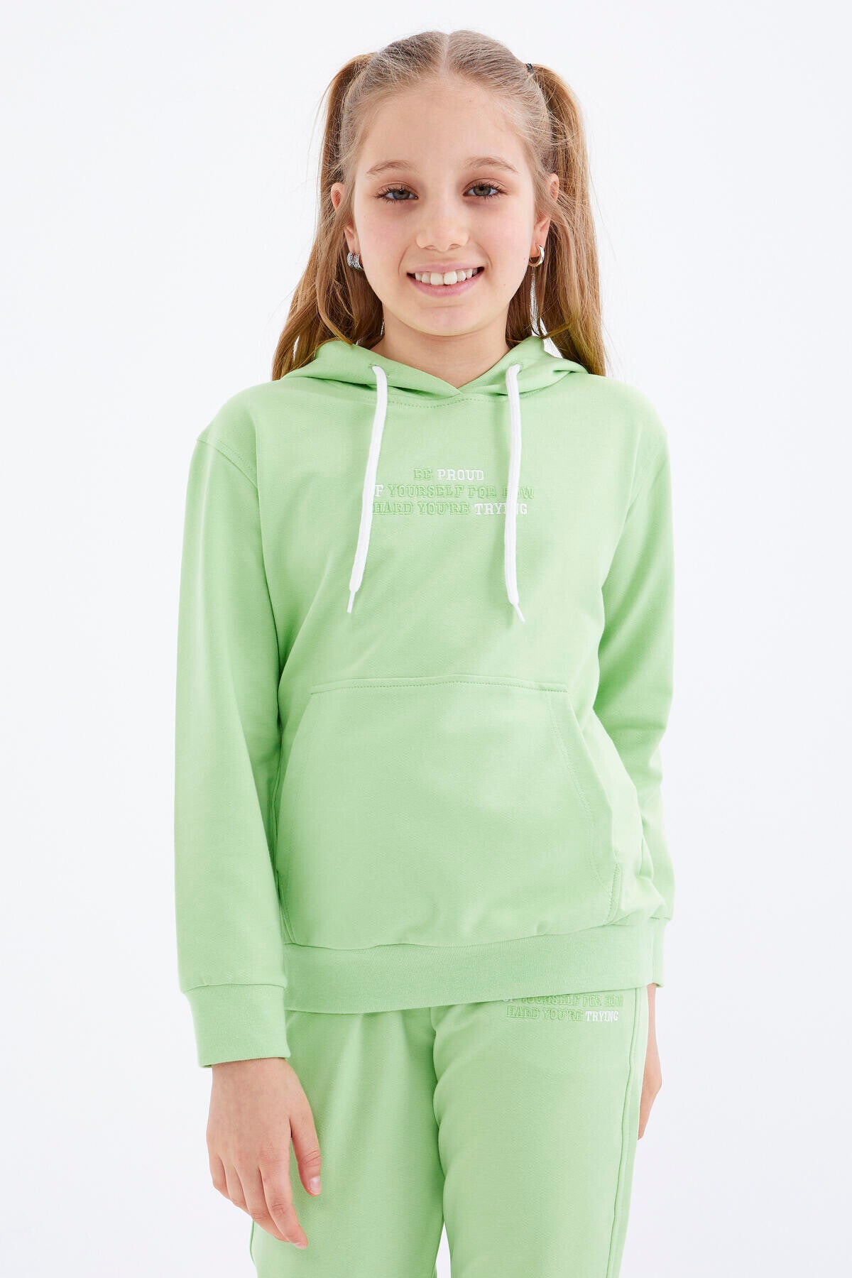 <tc>Ensemble de survêtement pour fille à capuche, couleur vert pistache, avec inscription en broderie, coupe décontractée - 75055</tc>