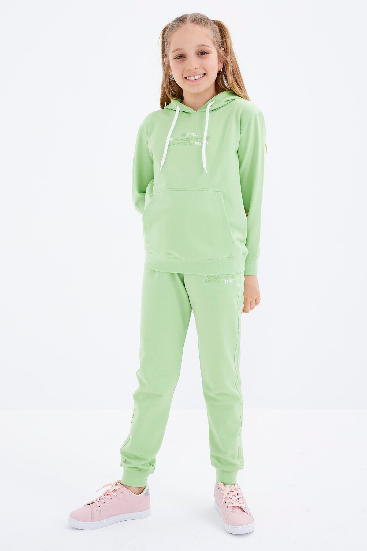 <tc>Ensemble de survêtement pour fille à capuche, couleur vert pistache, avec inscription en broderie, coupe décontractée - 75055</tc>