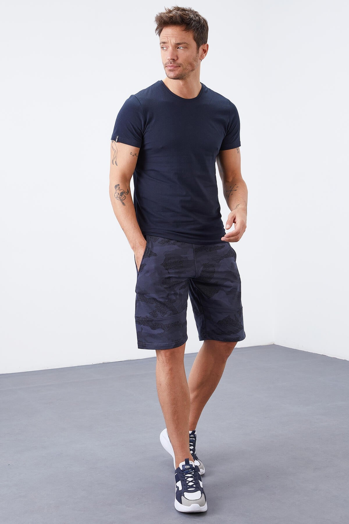 <tc>Short homme coupe standard avec poches et motif camouflage - 81126</tc>