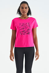 <tc>T-shirt de sport pour femme à manches courtes, coupe standard, avec imprimé sur le devant et décolleté en V au dos - 97264</tc>