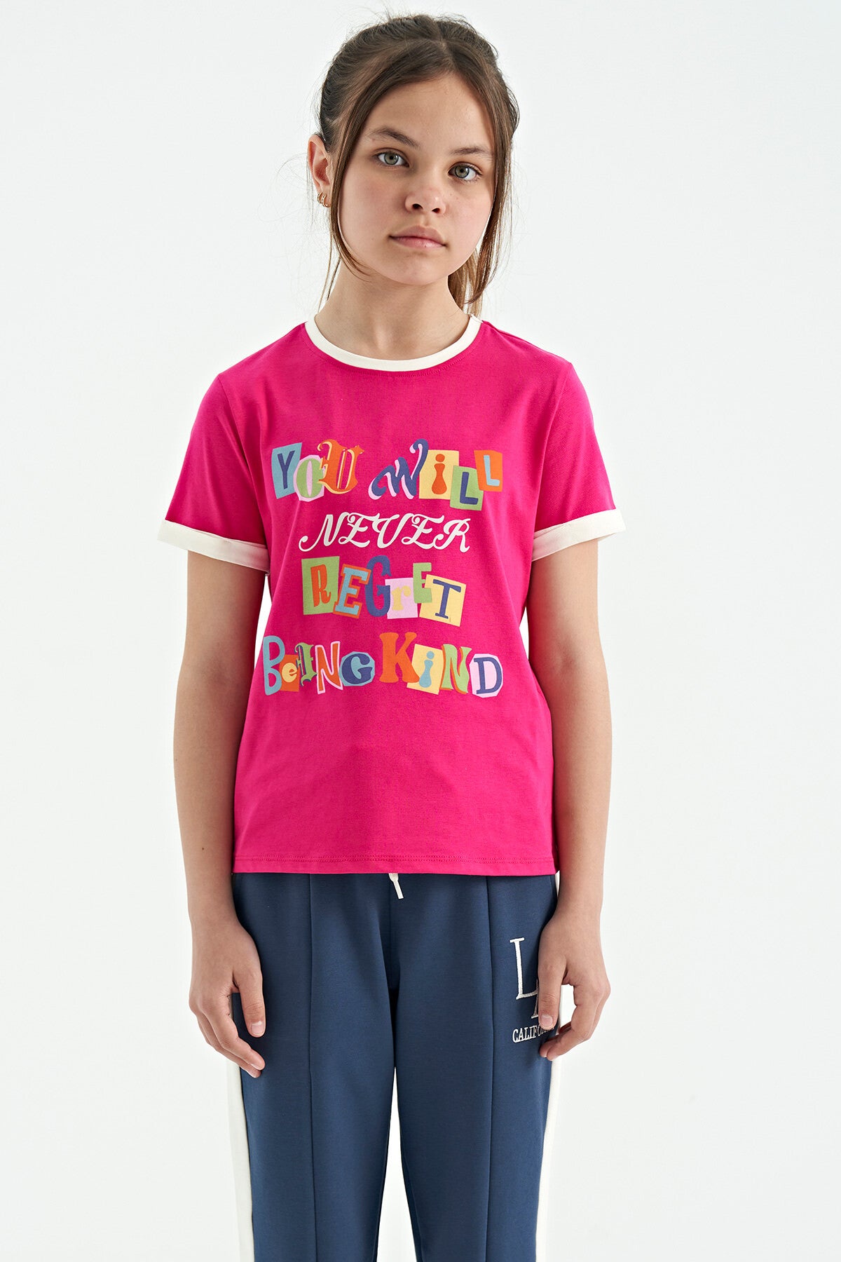 <tc>T-shirt pour fille avec col rond, détails de texte coloré, coupe confortable - 75109</tc>