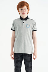 <tc>T-shirt pour garçon à col polo, coupe standard, avec détails d'imprimé - 11166</tc>