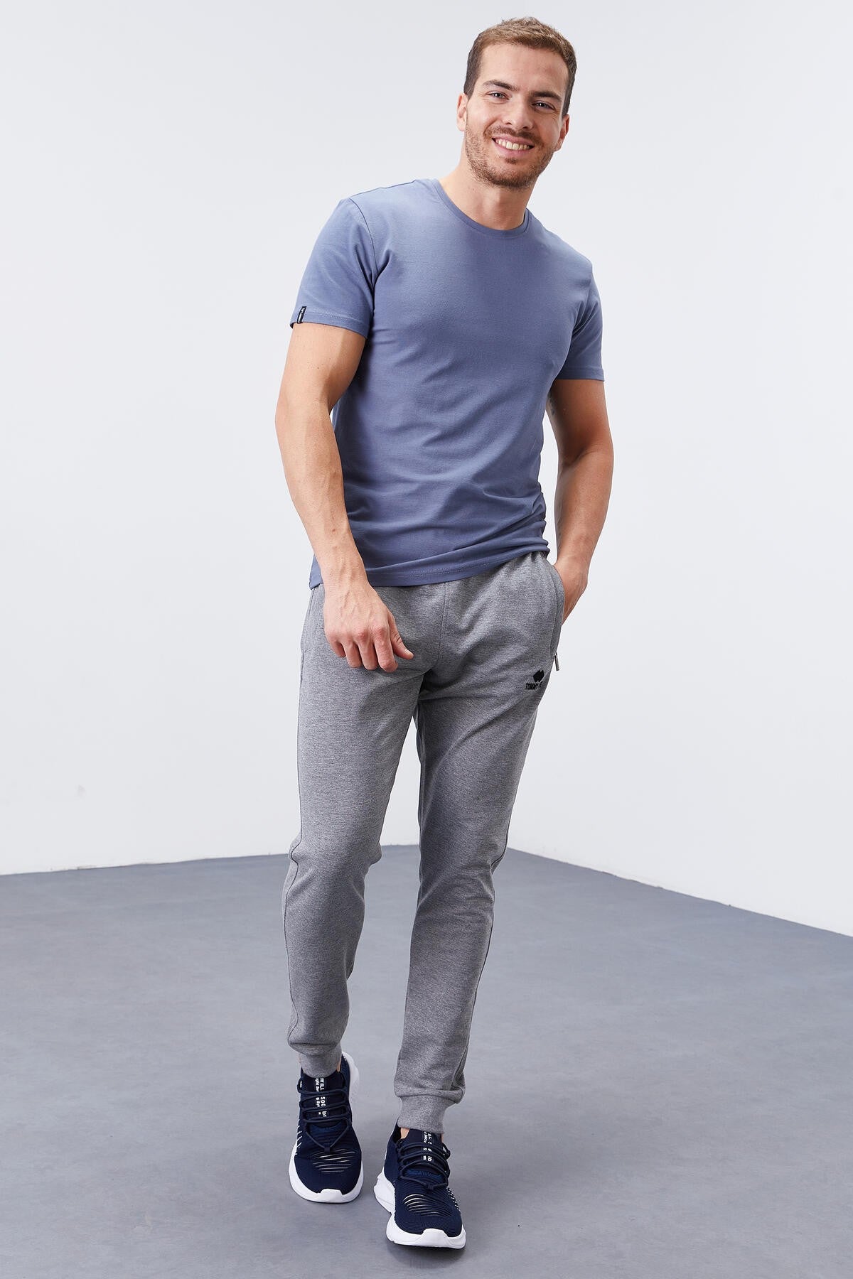 <tc>Pantalon de survêtement jogger homme coupe slim avec poches zippées - 84343</tc>